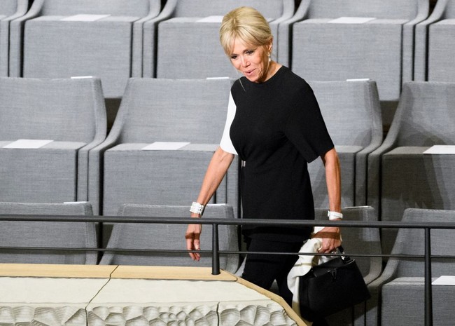 Sebagian besar busana yang dipakainya untuk tampil di publik mengaksentuasi tubuh rampingnya dengan cara yang elegan. Ia pun lebih sering terlihat memakai midi dress. Foto: Getty Images