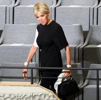 Sebagian besar busana yang dipakainya untuk tampil di publik mengaksentuasi tubuh rampingnya dengan cara yang elegan. Ia pun lebih sering terlihat memakai midi dress. Foto: Getty Images