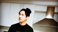Paling gemar masak steak, ini kesibukan Changmin saat masak steak dengan paduan minyak zaitun dan bumbu sederhana. Foto: Instagram @changmin88