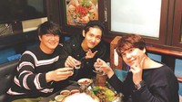 Lagi-lagi bersama Kyuhyun Super Junior, ini pose seru mereka saat makan malam bersama di rumah makan tradisional Korea. Foto: Instagram @changmin88