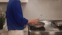 Nah foto ini jadi bukti kalau penyanyi berusia 32 tahun ini memang hobi memasak. Biasanya Changmin paling suka memasak steak di rumahnya. Foto: Instagram @changmin88