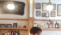 Lewat akun Instagramnya, penyanyi dengan nama lengkap Shim Changmin ini paling hobi mengabadikan momen kulinerannya bersama teman-teman. Atau ketika sedang memasak di dapur. Foto: Instagram @changmin88