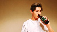 Terkenal lewat grup musik TVXQ, Changmin memulai karirnya sejak ia masih menjadi remaja. Kemarin Changmin akhirnya resmi menikah dengan kekasihnya. Foto: Instagram @changmin88