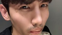  Selain steak, minuman bir juga jadi salah satu menu favoritnya ketika ngemil ayam goreng dan jadi teman bersantainya.  Foto: Instagram @changmin88