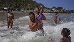 Corona Melandai, Pantai Venezuela Ramai Lagi