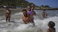 Para wisatawan yang kembali bermain di pantai mengatakan bahwa rasanya luar biasa untuk sekali lagi bersantai dengan suara ombak.  