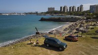 Tidak hanya pantai, tempat umum seperti restoran, toko bunga, bar, dan kedai-kedai di sepanjang tepi pantai pun diperbolehkan buka kembali.  