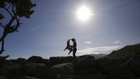 Presiden Venezuela, Nicolás Maduro, mengumumkan pembukaan kembali sebagian besar bisnis swasta, taman dan pantai di seluruh negeri.  