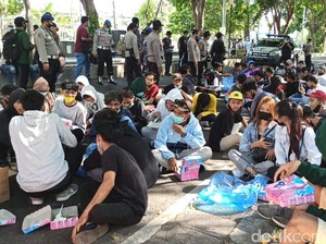 Demo Omnibus Law di Banyuwangi, Pedemo Diajak Makan Nasi Kotak