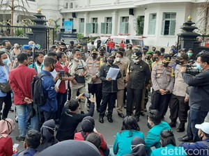 Di Tengah Orasi, Wali Kota Malang Temui Pendemo Omnibus Law