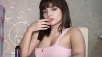 Kini DJ seksi Dinar Candy pun mengikutinya dengan menjual air bekas mandi. Dok. Instagram/dinar_candy