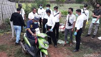 Pantauan detikcom di lokasi kejadian, Senin (26/10/2020) pukul 16.00 WIB, terlihat dalam reka ulang kejadian, pukulan pertama dilakukan ke arah belakang kepala saat Yulia hendak masuk ke mobil. Yulia lalu tersungkur di depan kandang. Eko kembali memukul kepala Yulia.