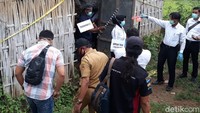 Pelaku lalu mengangkat badan korban dengan setengah menyeret masuk ke dalam kandang. Di situ pelaku sempat meminta ponsel sekaligus PIN m-banking Yulia. Pelaku lalu mengikat tangan korban dengan selotip. Selotip juga digunakan untuk membungkam Yulia yang kondisinya tak berdaya. Pelaku kemudian menyeret korban menuju mobil dan membopongnya ke belakang mobil.