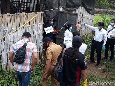 Polisi menggelar prarekonstruksi tahap pertama kasus pembunuhan Yulia (42) yang mayatnya ditemukan terbakar dalam mobil di Kabupaten Sukoharjo.