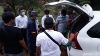 Untuk memastikan tak bernyawa, Eko kembali memukul kepala Yulia sebanyak empat kali. Dia lalu mengambil bensin di gudang beras miliknya. Kemudian terjadilah pembakaran mobil di halaman toko bangunan Desa Sugihan, Bendosari, Sukoharjo. Korban lalu ditemukan oleh warga sekitar pukul 22.00 WIB. Sedangkan Eko akhirnya ditangkap di rumahnya pada Rabu (21/10) pukul 03.00 WIB.