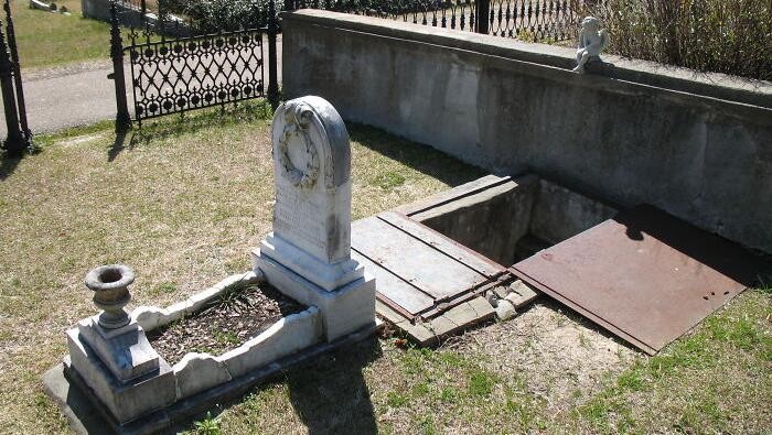 Ada yang berbeda di pemakaman Natchez City Cemetery, Mississippi. Terdapat sebuah kuburan dengan tangga menuju ke bawah tanah yang ternyata sengaja dibuat.