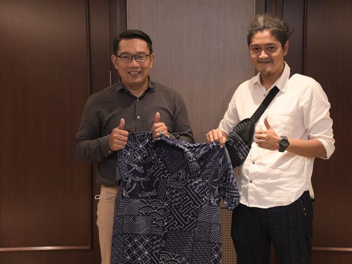 Gubernur Jabar Ridwan Kamil bertemu dengan pelaku UMKM.