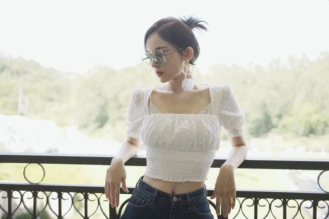 Boglangan qizlarni jazolash Boglangan yigit oz qozini silkitadi