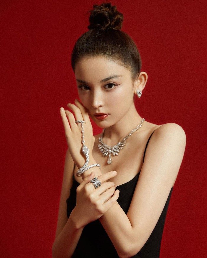 Gulnazar, Model Uyghur bak Barbie Dunia Nyata Gulnazar, Model Uyghur bak Barbie Dunia Nyata