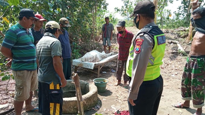 Sukmawati (34) yang sedang hamil 8 bulan tercebur ke dalam sumur dengan posisi kepala di bawah. Ia dan anak ketiga yang dikandung meninggal.