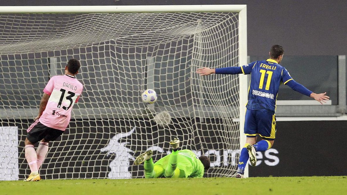 Momen gawang Juventus dibobol pemain Verona, Andrea Favilli, di pekan kelima Serie A. (Foto: Tano Pecoraro/LaPresse via AP)