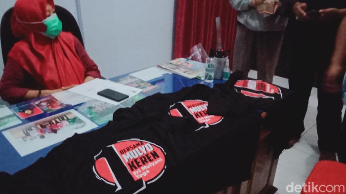 Kaus yang dibagikan dalam rapat RW di kantor Kalurahan Kabupaten, Kecamatan Klaten Tengah, Klaten, Senin (26/10/2020).