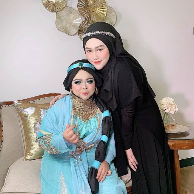 Makasih kak vizilly udh merubah putri tidur menjadi putri jasmine yang cantik jelita, begitu keterangan foto Kekeyi di Instagramnya. Foto: dok. Instagram