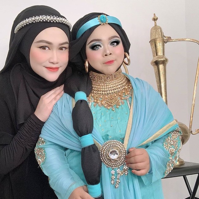 Penampilan Kekeyi semakin total dengan menggunakan kostum Putri Jasmine berwarna biru. Masih tetap menggunakan hijab, namun dimodifikasi layaknya rambut Putri Jasmine. Foto: dok. Instagram