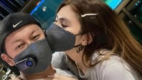 Juga pakai masker saat bermesraan. (Foto: dok. Instagram Angela Lee/Alexander)