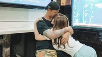 Angela Lee sempat diwawancara dan menyebut pengalaman malam pertamanya dengan suami seperti gempa 10 skala Richter. (Foto: dok. Instagram Angela Lee/Alexander) 