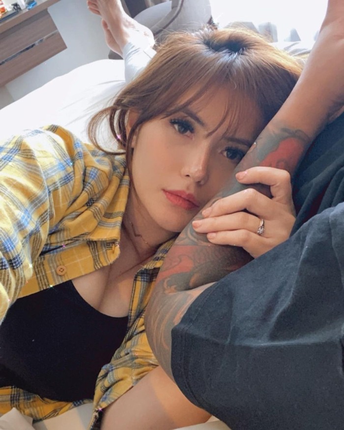 Kemesraan Angela Lee dan Suami yang Malam Pertama bak