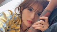 Angela Lee mengunggah sebuah foto di tempat tidur memeluk lengan suaminya. Foto tersebut diunggah dengan caption menggelitik, keuwuan with suami❤️ beberapa menit sebelum terjadi gempa susulan, tulisnya. (Foto: dok. Instagram Angela Lee/Alexander) 