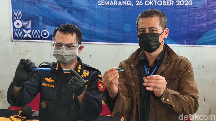 Kepala KPP Bea dan Cukai Tipe Madya Pabean Tanjung Emas, Anton Martin dan Nararya Soeprapto selaku Direktur PT P&G Home Products Indonesia menunjukkan pisau cukur yang diduga tiruan. Foto diambil Senin (26/10/2020).