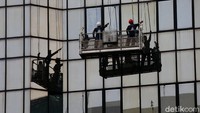 Pekerja melakukan pembersihaan kaca gedung di Kuningan, Jakarta Selatan, Senin (26/10/2020). 