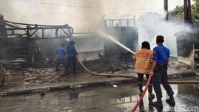 Kebakaran yang mengahuskan delapan kios di Kelurahan Muka Kabupaten Cianjur, Jawa Barat, Senin (26/10/2020). Tidak ada korban jiwa, namun kerugian ditaksir mencapai ratusan juta rupiah.