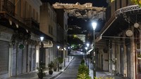 Saat diberlakukan jam malam, sejumlah ruas jalan di Athena menjadi kosong bak kota mati.  