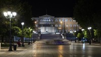 Suasana alun-alun Syntagma yang terlihat kosong di Athena, Yunani, Minggu (25/10/2020) waktu setempat.  