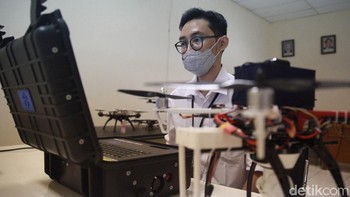 Selain itu, dengan penggantian software, drone ini bisa digunakan untuk kebutuhan beragam seperti pada bencana maupun mendeteksi tingkat kemacetan.