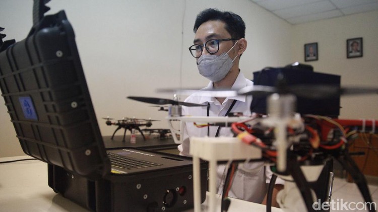 Hadapi musim Pilkada, LIPI tengah menyiapkan drone yang dapat mendeteksi kerumunan. Nah, penasaran seperti apa? Yuk, intip foto-fotonya.