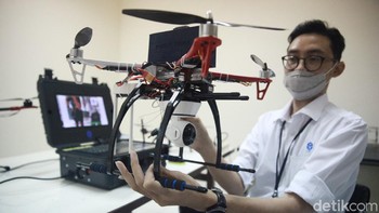 Peneliti LIPI, Dr. Edi Kurniawan menunjukan pesawat tanpa awak (drone) physical distancing.