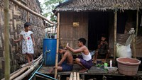 Keenam, Myanmar. Pandemi covid-19 dan ketidakstabilan politik menghantam ekonomi Myanmar, terutama setelah aksi kudeta militer pada Februari 2021 terhadap pemerintahan terpilih Aung San Suu Kyi. Kini kondisi ekonomi Myanmar diperkirakan telah terkontraksi minus 18 persen pada tahun lalu dan diperkirakan tidak tumbuh pada tahun ini. (Reuters)