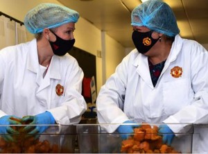 Ikuti Rashford, MU Juga Berikan Makanan Gratis untuk Siswa Sekolah