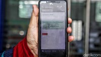 Pendaftar menunjukkan pesan soal penerimaan BLT UMKM dari pihak bank.