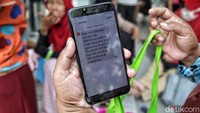 Warga juga menunjukkan pesan jika telah terdaftar sebagai penerima Banpres UMKM.