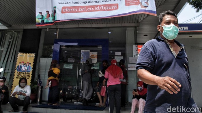 Pemerintah kembali menyiapkan bantuan presiden (banpres) produktif untuk UMKM tahap II. Para pelaku UKMK pun mulai mendaftar di bank penyalur seperti BRI.