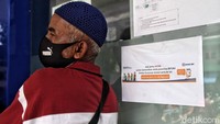 Sebagian pelaku UMKM tetap memilih mengantre meski pihak bank telah memberikan fasilitas online.