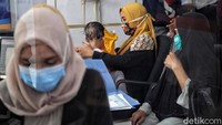 Sebagian dari mereka antre dengan mengajak anaknya yang masih balita,
