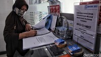 Pelaku UMKM mengisi form persyaratan pendaftaran BLT UMKM.