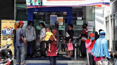 Warga Antre Pendaftaran BLT UMKM