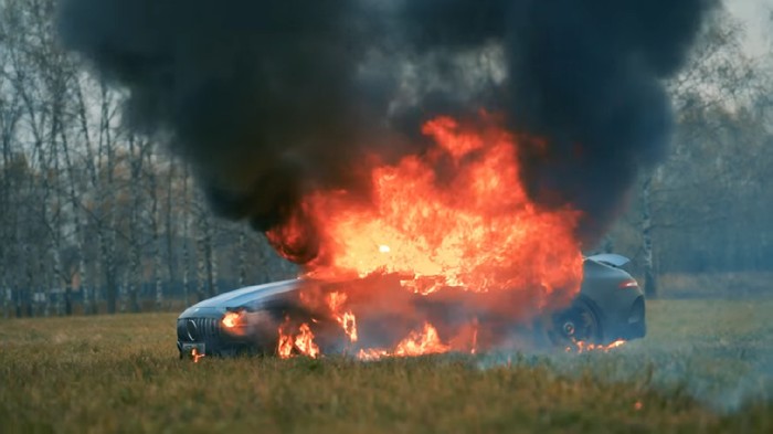 Sebuah Mercedes-Benz dibakar demi sebuah konten video.